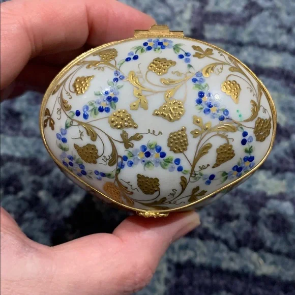 Vintage French Floral Ceramic very ornate Limoges trinket box w hinged lid - Picture 6 of 11